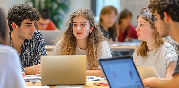 NOUS VOUS SOUTENONS DANS SES ÉTUDES, VOUS ASSUREZ SA RÉUSSITE