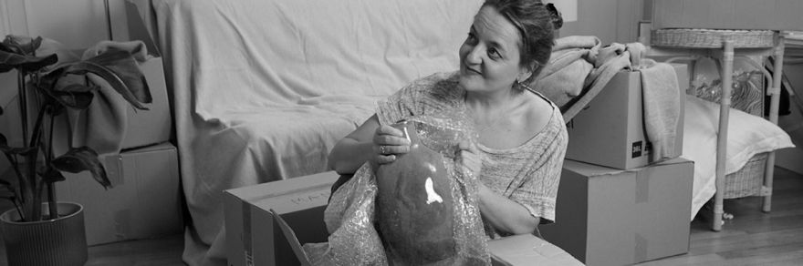 Une femme déballant ses cartons de déménagement