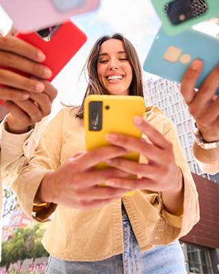 Groupe d'amis avec leurs téléphones 