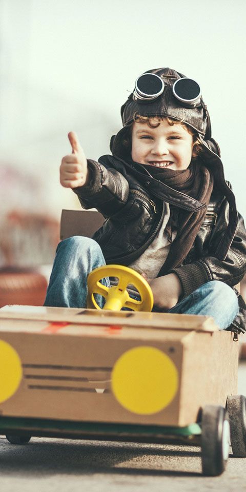 enfant sur jouet qui roule