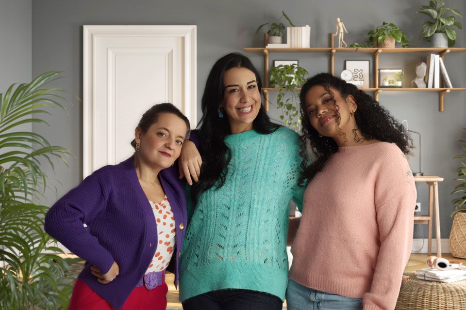 3 femmes souriantes partagrant un moment convivial